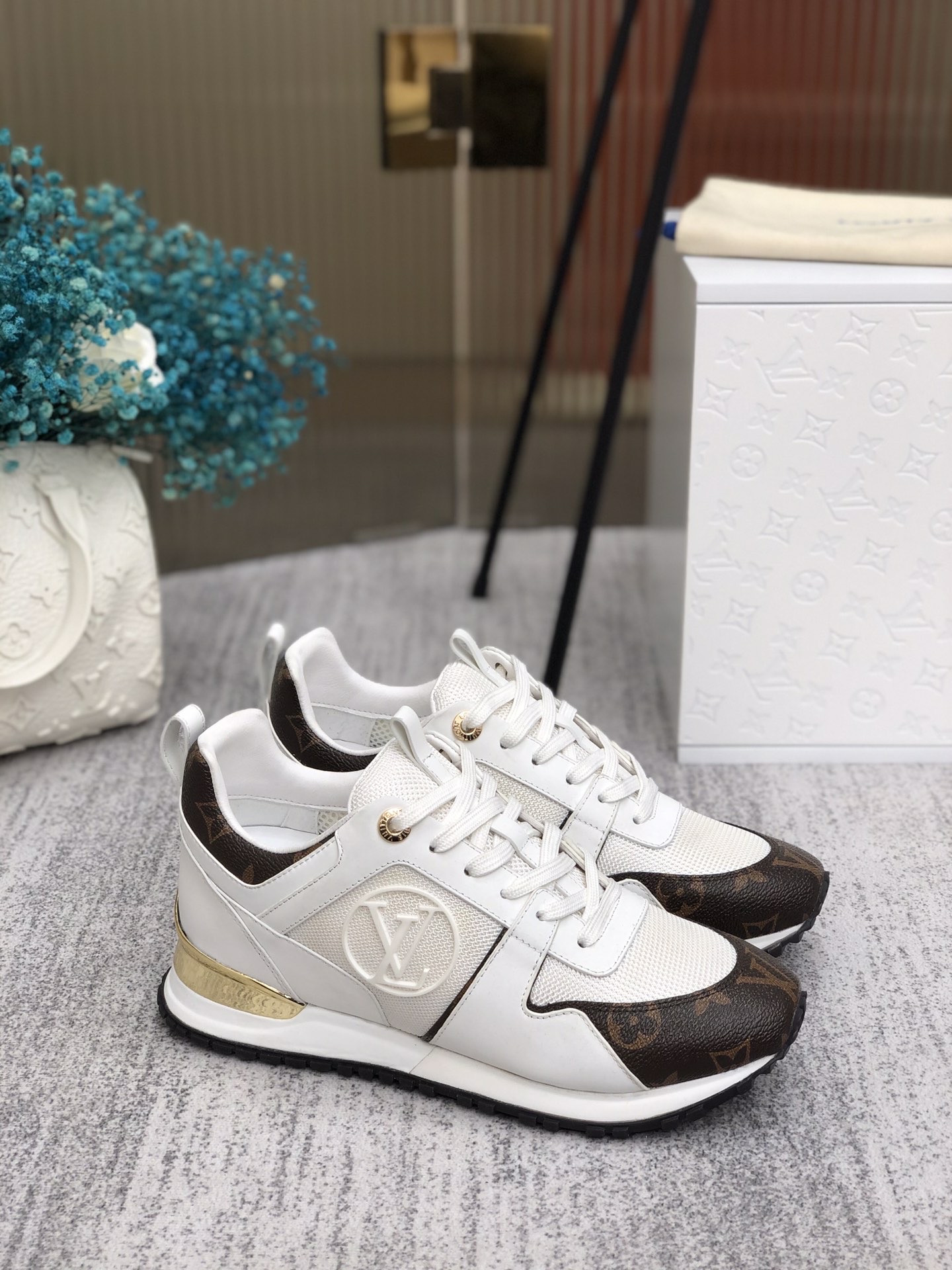 lv run away trainers